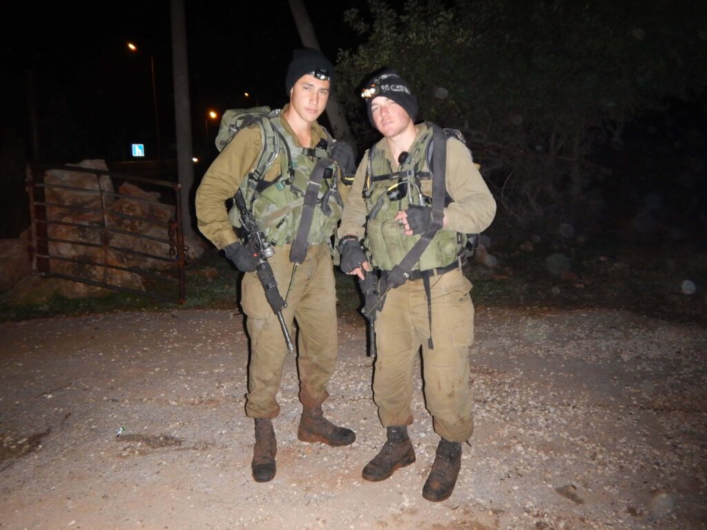 בן עם לוחם נוסף בלילה