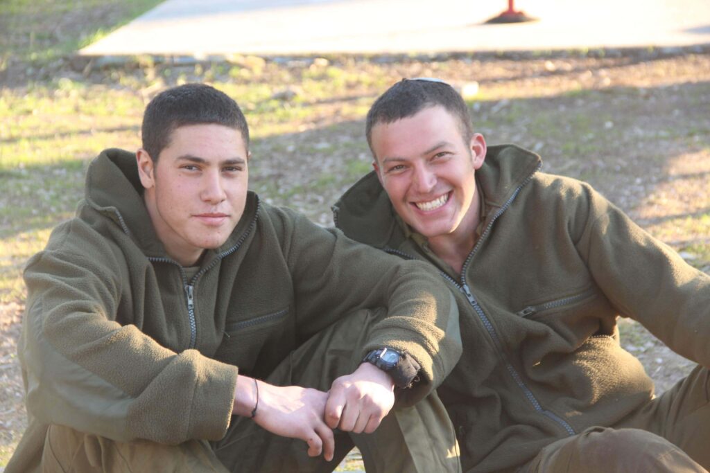 בן עם חבר במדים