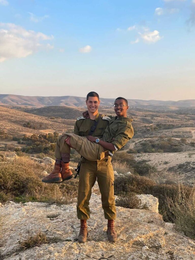 בן במדים בשטח פתוח
