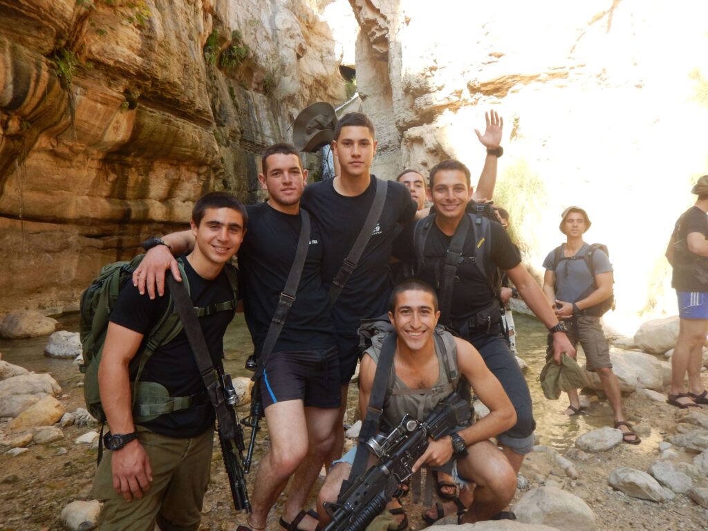 בן עם לוחמים במסע בנחל