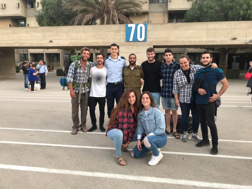 בן עם קבוצת חברים